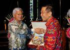 Giving a gift from the Attorney General of Thailand to the Governor of Bali.